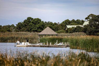 NC 'deki Outer Banks rıhtımında bir tekne.