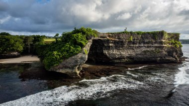 Sahilde kayalık dağların olduğu deniz manzarası, Bali