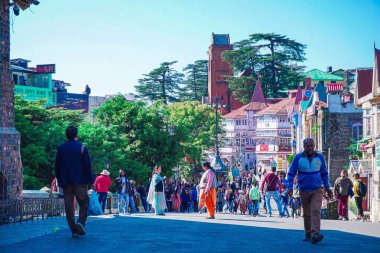 Shimla Mall yolunda yürüyenlerin yakın plan fotoğrafı, Hindistan.