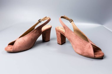 beyaz zemin üzerinde ayakkabı