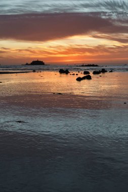 Gün doğumunda sahilin dikey görüntüsü. Wight Adası