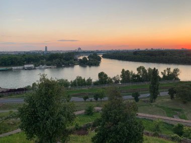Sırbistan 'ın başkenti Belgrad' da gün batımında Kalemegdan Park 'tan Sava ve Tuna nehirlerinin kesişiminin manzarası
