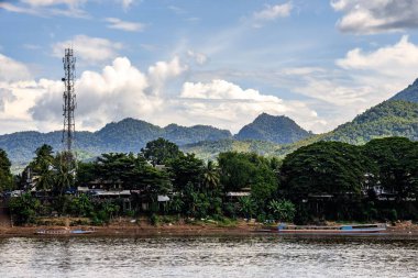 Luang Prabang, Laos 'taki Mekong Nehri' nden dağların güzel bir görüntüsü.