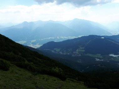 Seefeld köyü, Avusturya 'da yeşil dağların ve bulutlu gökyüzünün altındaki küçük göllerin manzarası