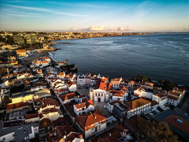 Portekiz 'in Cascais kıyısında manzaralı bir manzara.