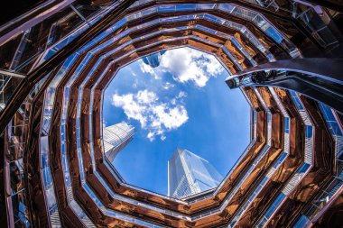 Hudson Yards, New York 'taki Oculus binasının içinden alçak açılı bir görüntü.