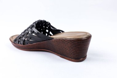 beyaz zemin üzerinde ayakkabı