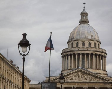 Paris, Fransa 'daki Pantheon tarihi anıtının kubbesi gri bulutlu gökyüzüne karşı ele geçirildi