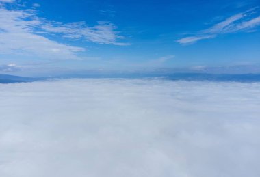 Bulutlarla kaplı güzel bir dağ manzarası.