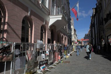 Rus konsolosluğuna yakın plan savaş durdurma, savaş karşıtı açıklamalar ve pankartlarla dekore edilmiş.