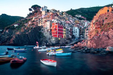 İtalya 'nın Cinque Terre kentindeki Riomaggiore köyü.