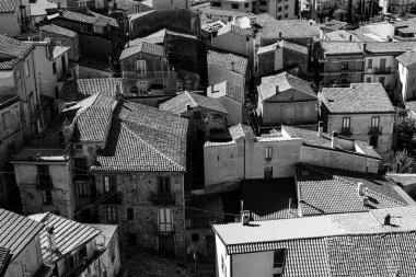 Lauria 'nın güzel binalarının havadan yüksek açısı. İtalya' da parlak bir yaz gününde, gri tonda.