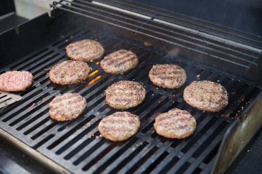 Barbekü ızgarasındaki et.