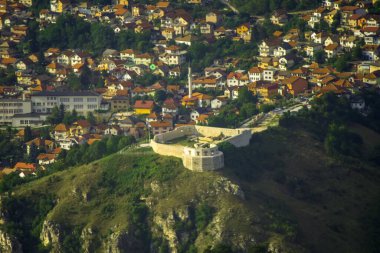 Saraybosna 'nın başkentindeki tepenin üzerindeki antik şatonun havadan çekilmiş bir fotoğrafı.