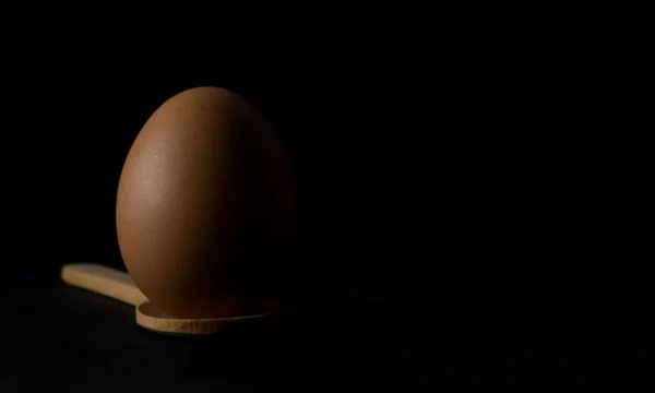 Sebuah Gambar Closeup Dari Telur Ditempatkan Sendok Kayu Terisolasi Pada — Stok Foto