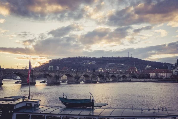 Pintoresco Plano Del Río Puente Praga Con Sol Dorado Detrás — Foto de Stock