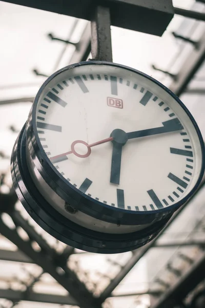 Ένα Ρολόι Netze Δείχνει Ένα Τέταρτο Μετά Τις — Φωτογραφία Αρχείου