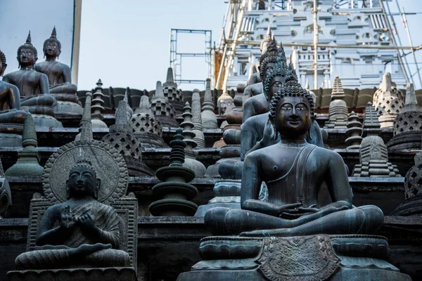 スリランカのコロンボにあるGangaramaya寺院の仏像と小さな仏塔 — ストック写真