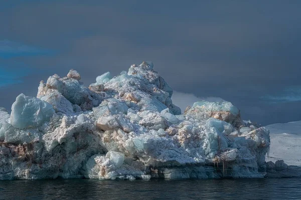 Duży Kawałek Lodu Unoszący Się Oceanie Arktycznym Pod Humorzastym Niebem — Zdjęcie stockowe