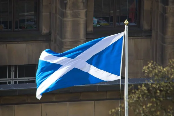 Флаг Шотландии Сине Белых Тонах Машет Столбе Улице — стоковое фото