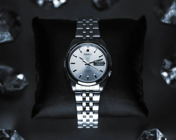 グレーの背景にダイヤモンドがあしらわれた腕時計 セイコー5 のクローズアップ — ストック写真