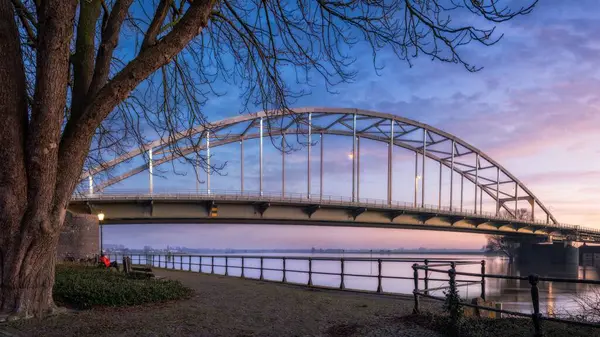 夕暮れ時の川にかかる橋の景色 — ストック写真
