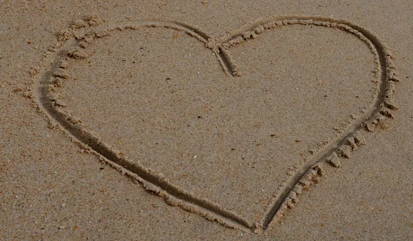 ภาพถ ายม งของห วใจวาดบนทรายชายหาด — ภาพถ่ายสต็อก