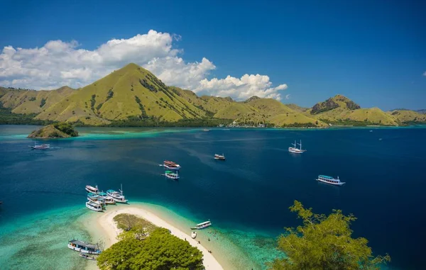 Gyönyörű Kilátás Nyílik Kelor Sziget Hajók Tengerben Kelet Nusa Tenggara — Stock Fotó