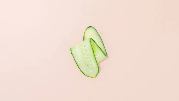 Een Oppere Uitzicht Van Een Komkommer Plak Geïsoleerd Een Pastel — Stockfoto