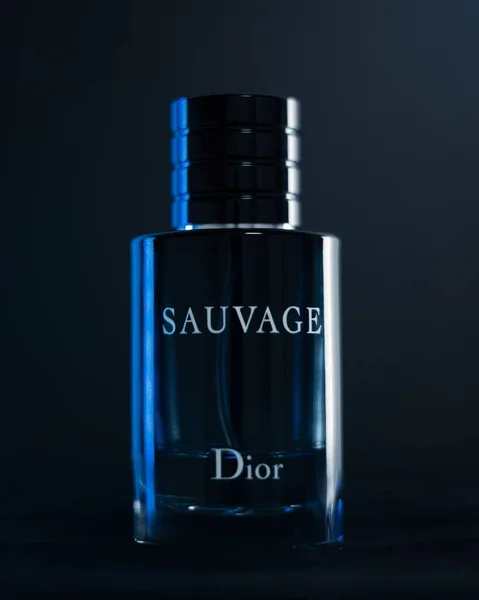 Plan Vertical Parfum Dior Sauvage Sur Fond Sombre — Photo