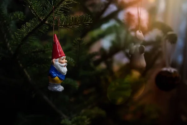 Tiro Seletivo Uma Árvore Natal Pendurada Brinquedo Gnome — Fotografia de Stock