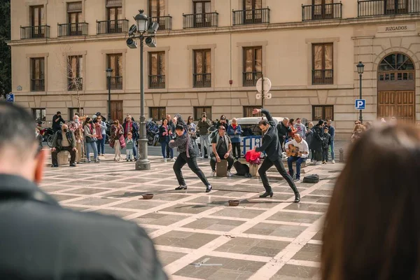 Tagsüber Sieht Man Menschen Die Eine Straßentanzvorführung Granada Spanien Genießen — Stockfoto