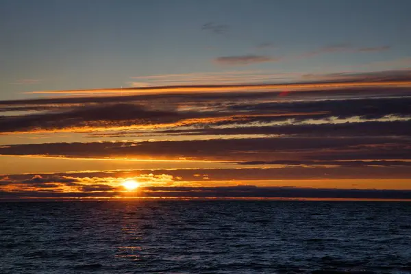 Красивый Снимок Заката Над Морем Спокойными Волнами — стоковое фото