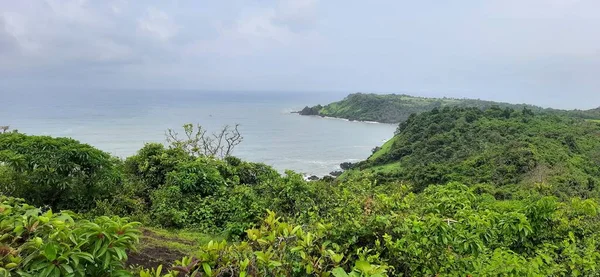 Eine Wunderschöne Landschaft Aus Grünen Hügeln Mit Dem Ruhigen Meer — Stockfoto