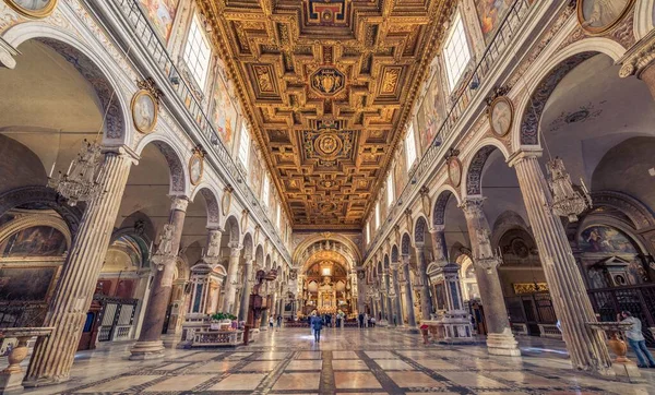 Típico Interior Igreja Oeste Com Longo Corredor Colunas Impressionantes Altar — Fotografia de Stock