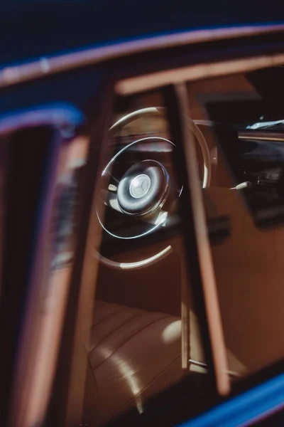 Vertikalt Skudd Rattet Mercedes Benz 220 Fra Tallet Fra Vinduet – stockfoto