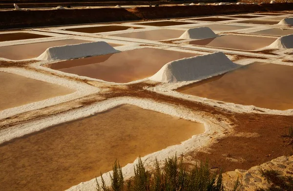 Αριθμός Αλυκών Faro Όπου Παρασκευάζεται Και Συγκομίζεται Θαλασσινό Αλάτι Αγροτική — Φωτογραφία Αρχείου