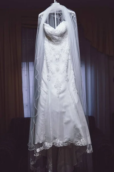 Вертикальный Снимок Белого Свадебного Платья Вуали Висящей Комнате — стоковое фото