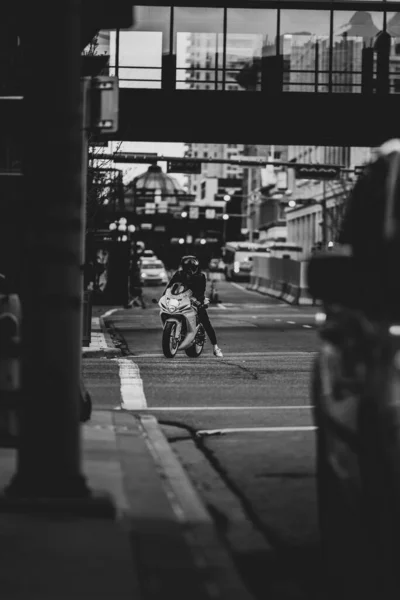 灰度摩托车上一个人在交通中屈服的灰度 — 图库照片
