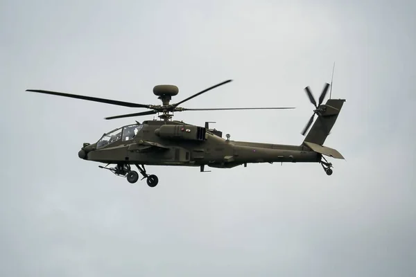 Армейский Штурмовой Вертолет Выполняет Маневр Низкого Уровня — стоковое фото