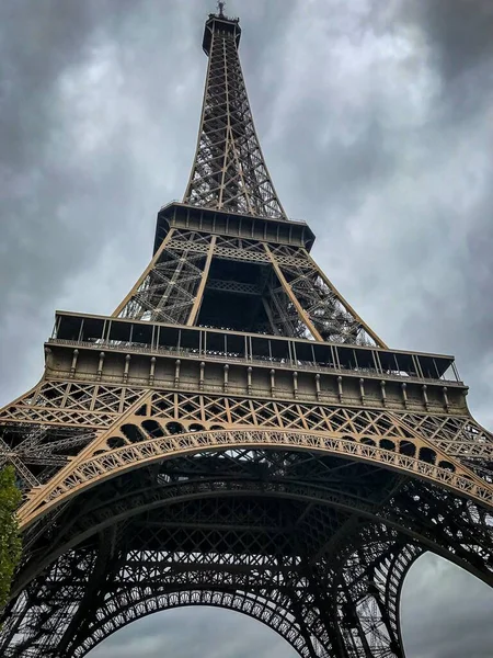 Низкоугольный Вертикальный Вид Знаменитую Эйфелеву Башню Перед Облачным Горизонтом Париже — стоковое фото
