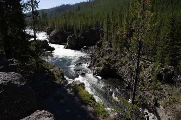Die Landschaft Des Wasserfalls Fließt Zwischen Felsen Und Grünen Bäumen — Stockfoto