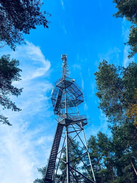 Tiro Vertical Uma Torre Rádio Encontrada Campo Dia Ensolarado — Fotografia de Stock