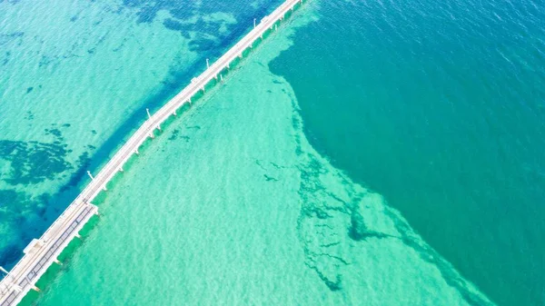 オーストラリアのブッセルトンで晴れた日に澄んだターコイズブルーの海の中のブッセルトン ジェットのドローンビュー — ストック写真