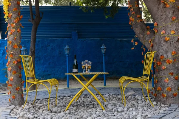 街上餐馆里黄色的椅子和桌子的美丽景色 — 图库照片
