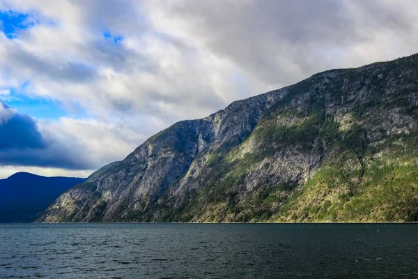 Krásný Záběr Jezera Obklopeného Horami Pod Zataženou Oblohou — Stock fotografie