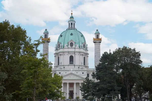 奥地利维也纳圣 查尔斯 博罗米奥教堂主立面景观 — 图库照片