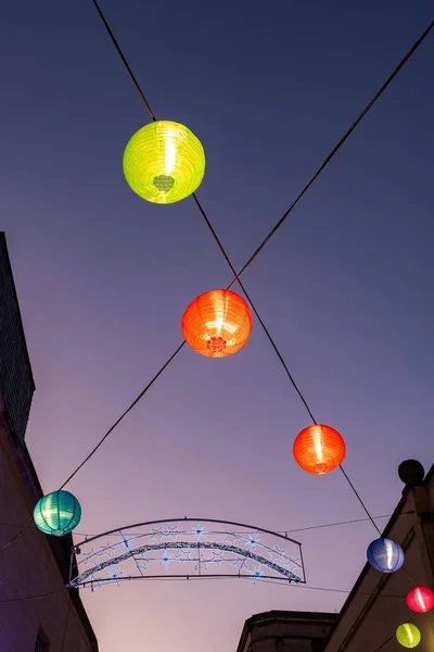 Een Verticaal Low Angle Zicht Hangende Chinese Kerstlantaarns Bij Zonsondergang — Stockfoto