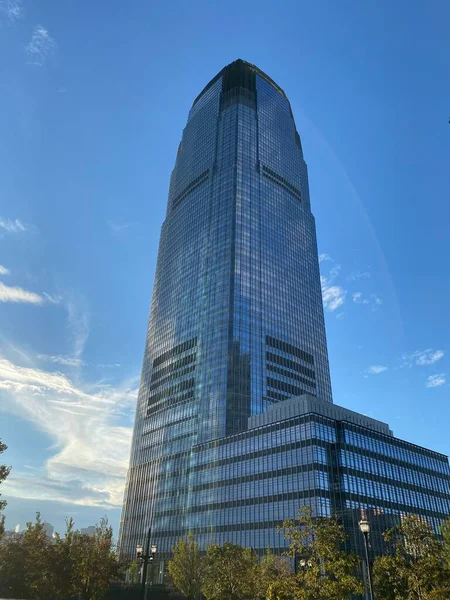 Egy Felhőkarcoló Üveg Külsővel Belvárosban Fákkal Felhős Égen — Stock Fotó