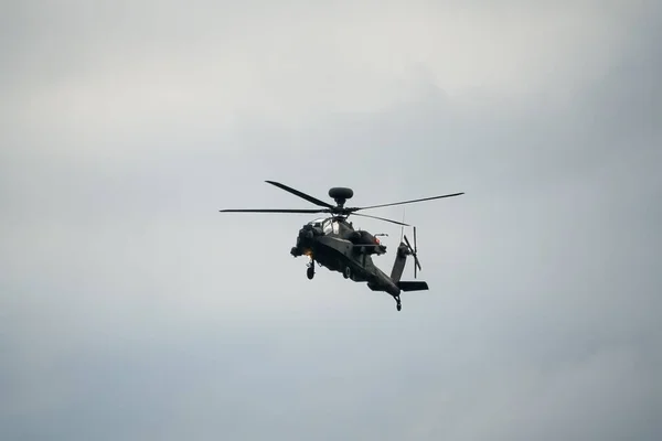 昼間の飛行中の暗い灰色の軍隊の攻撃ヘリコプター — ストック写真